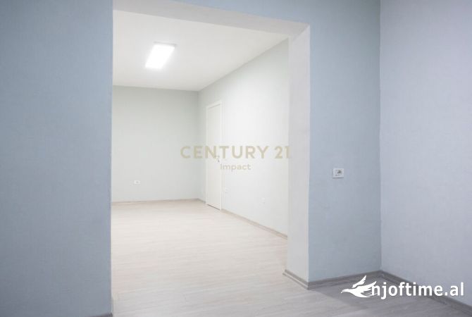 Ambiente Commerciale in Affitto 3+1 a Tirana - 1,000 Euro