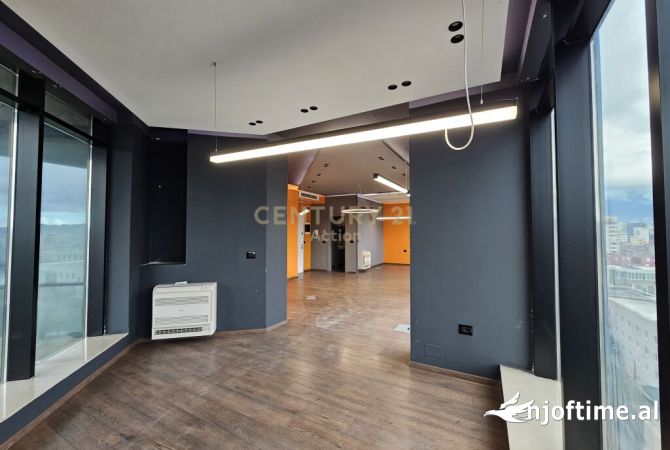 Ambiente Commerciale in Affitto 3+1 a Tirana - 1,400 Euro