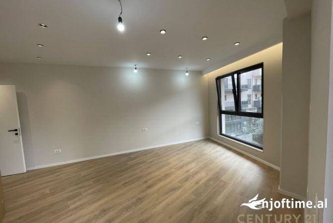 Ambiente Commerciale in Affitto 3+1 a Tirana - 600 Euro