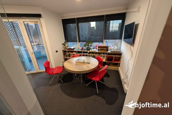 Ambiente Commerciale in Affitto 3+1 a Tirana - 2,350 Euro