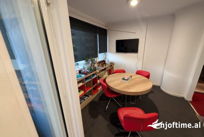 Ambiente Commerciale in Affitto 3+1 a Tirana - 2,350 Euro