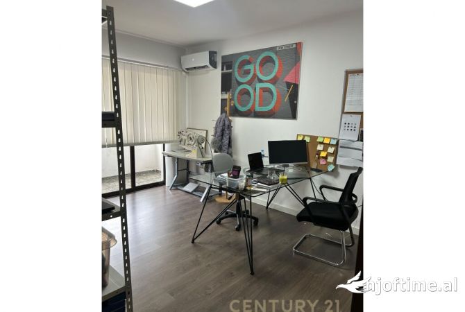 Ambiente Commerciale in Affitto 3+1 a Tirana - 1,180 Euro