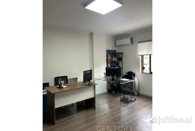 Ambiente Commerciale in Affitto 3+1 a Tirana - 1,180 Euro
