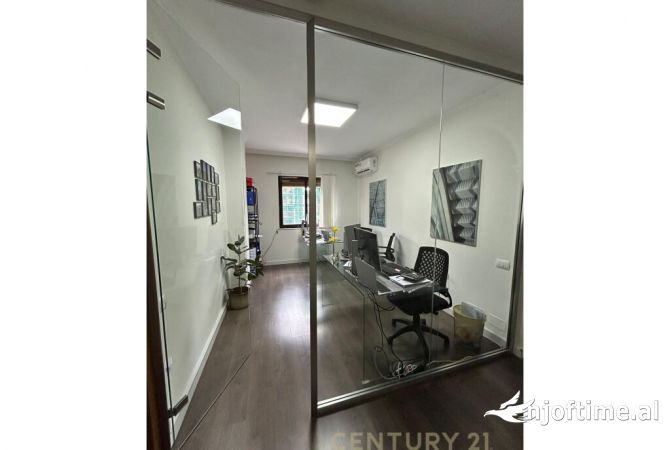 Ambiente Commerciale in Affitto 3+1 a Tirana - 1,180 Euro