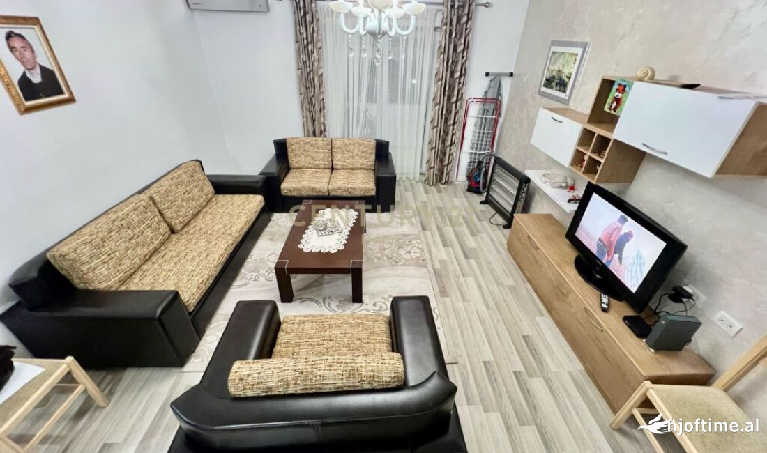 Shtepi me qera Apartament ne Tirane, 3+1, Mobilimi E mobiluar, Pagesa 580  Euro.