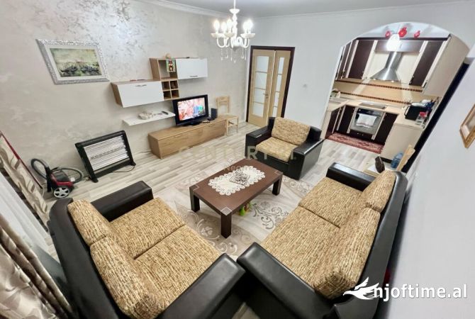 Shtepi me qera Apartament ne Tirane, 3+1, Mobilimi E mobiluar, Pagesa 580  Euro.