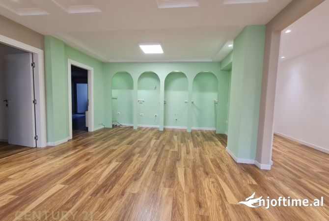 Ambiente Commerciale in Affitto 3+1 a Tirana - 1,300 Euro