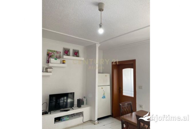 Shtepi ne shitje Apartament ne Tirane, 1+1, Mobilimi E mobiluar, Pagesa 77,000  Euro.