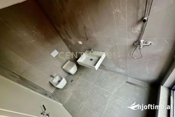 Shtepi ne shitje Apartament ne Tirane, 2+1, Mobilimi Bosh, pa mobiluar, Pagesa 300,000  Euro.