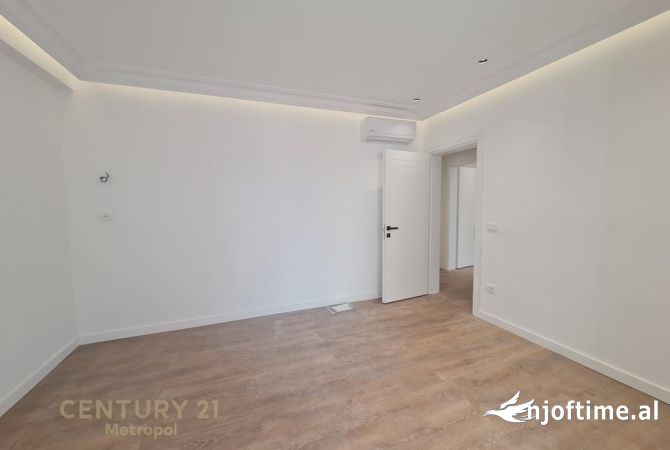 Ambiente Commerciale in Affitto 3+1 a Tirana - 1,000 Euro