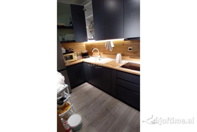 Shitet 2+1 te Globe, rruga e Kavajes!