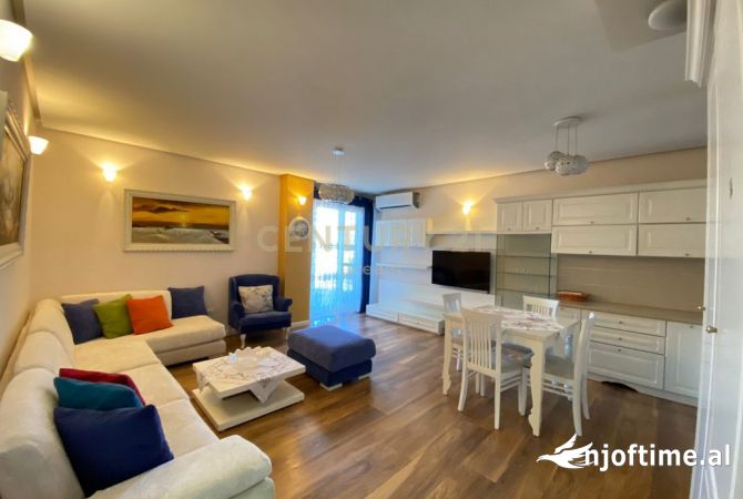 Shitet apartament 2+1 ne zonen e Xhamllikut