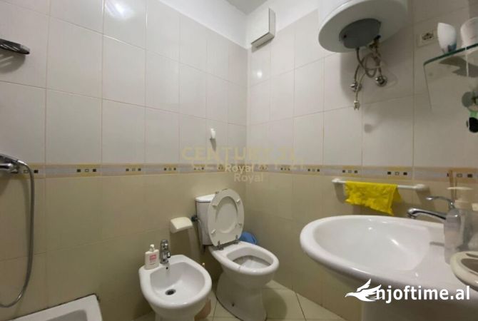 Shtepi ne shitje Apartament ne Tirane, 2+1, Mobilimi E mobiluar, Pagesa 165,000  Euro.