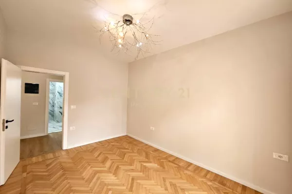 Jepet ambient biznesi per qira 3+1 tek Pazari i Ri!