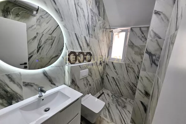 Jepet ambient biznesi per qira 3+1 tek Pazari i Ri!