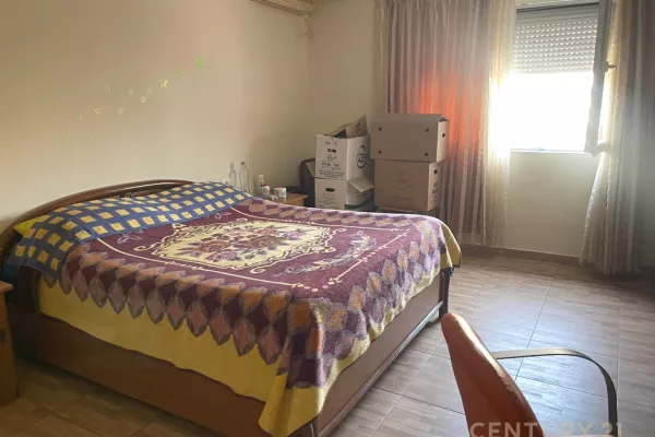 Shtepi ne shitje Apartament ne Tirane, 2+1, Mobilimi Pjeserisht e mobiluar, Pagesa 141,000  Euro.