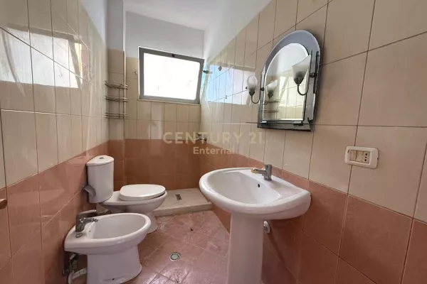 Shtepi ne shitje Apartament ne Tirane, 2+1, Mobilimi Bosh, pa mobiluar, Pagesa 145,000  Euro.
