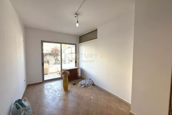 Shtepi ne shitje Apartament ne Tirane, 2+1, Mobilimi Bosh, pa mobiluar, Pagesa 145,000  Euro.