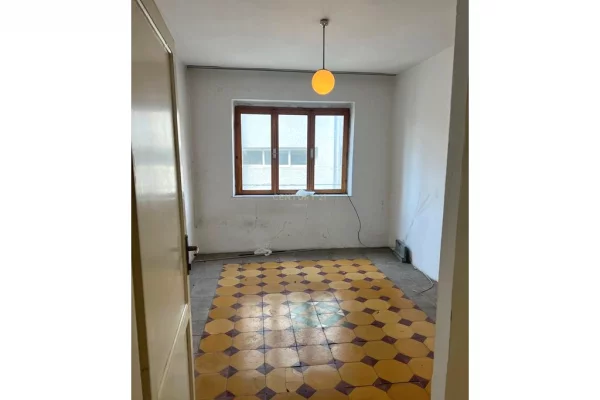 Shtepi ne shitje Apartament ne Tirane, 2+1, Mobilimi Bosh, pa mobiluar, Pagesa 126,000  Euro.