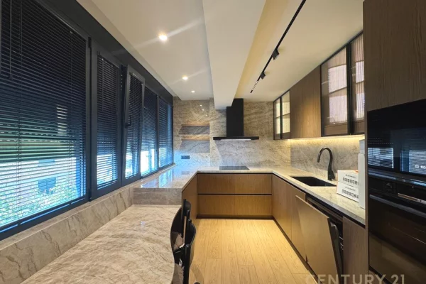 Shtepi ne shitje Apartament ne Tirane, 3+1, Mobilimi E mobiluar, Pagesa 699,000  Euro.