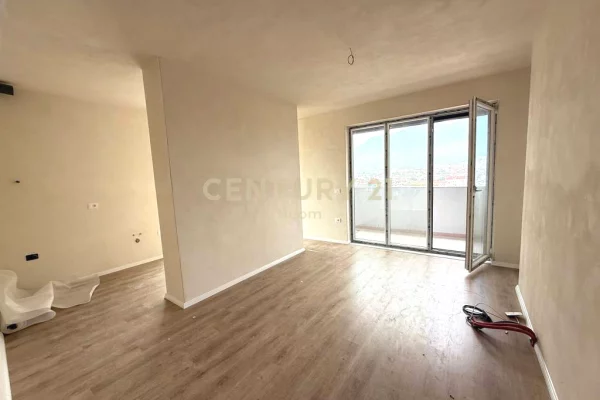 Shtepi ne shitje Apartament ne Tirane, 2+1, Mobilimi Bosh, pa mobiluar, Pagesa 174,000  Euro.