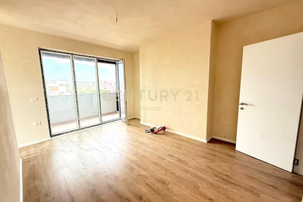 Shtepi ne shitje Apartament ne Tirane, 2+1, Mobilimi Bosh, pa mobiluar, Pagesa 174,000  Euro.