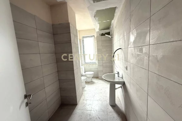 Shtepi ne shitje Apartament ne Tirane, 2+1, Mobilimi Bosh, pa mobiluar, Pagesa 174,000  Euro.