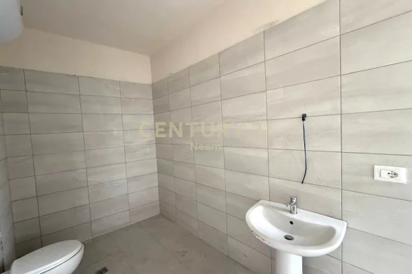 Shtepi ne shitje Apartament ne Tirane, 2+1, Mobilimi Bosh, pa mobiluar, Pagesa 174,000  Euro.