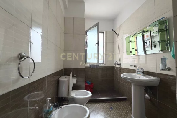 Shtepi ne shitje Apartament ne Tirane, 1+1, Mobilimi E mobiluar, Pagesa 98,000  Euro.