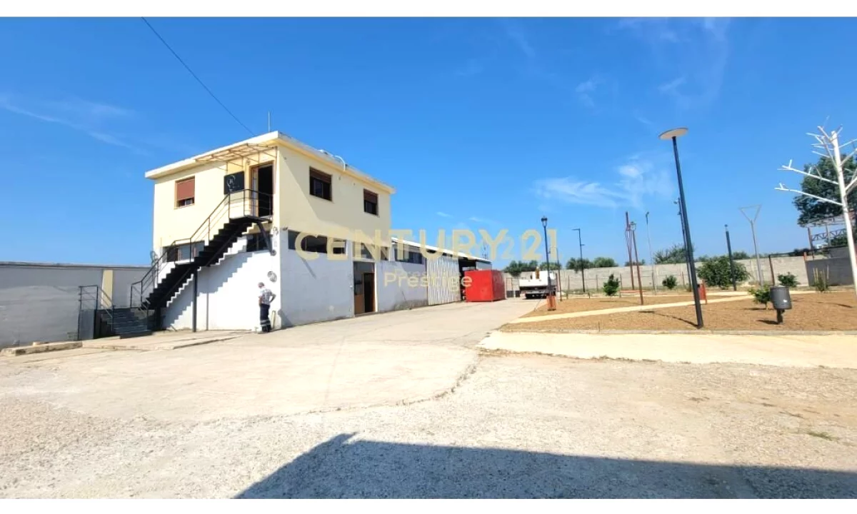 OKAZION!!!! GODINE KOMERCIALE DHE TOKE NE SHITJE, E VENDOSUR NE VLORE!