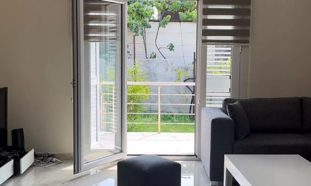 Shtepi me qera Vila Luksoze ne Tirane, 5+1, Mobilimi E mobiluar, Pagesa 1,700  Euro.