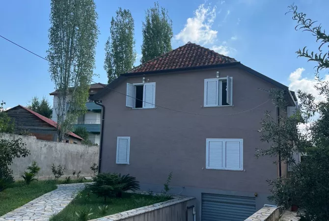 Shtepi me qera Vila Luksoze ne Tirane, 5+1, Mobilimi E mobiluar, Pagesa 1,700  Euro.