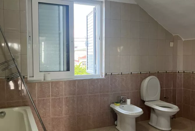 Shtepi me qera Vila Luksoze ne Tirane, 5+1, Mobilimi E mobiluar, Pagesa 1,700  Euro.