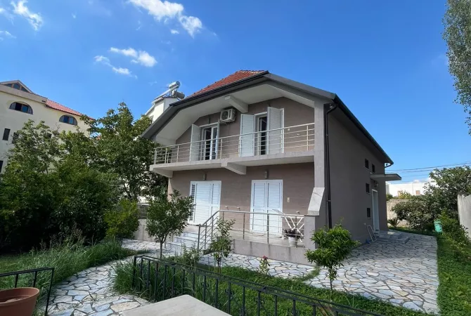 Shtepi me qera Vila Luksoze ne Tirane, 5+1, Mobilimi E mobiluar, Pagesa 1,700  Euro.