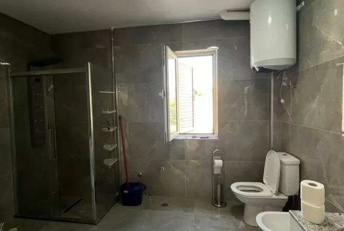 Shtepi me qera Vila Luksoze ne Tirane, 5+1, Mobilimi E mobiluar, Pagesa 1,700  Euro.