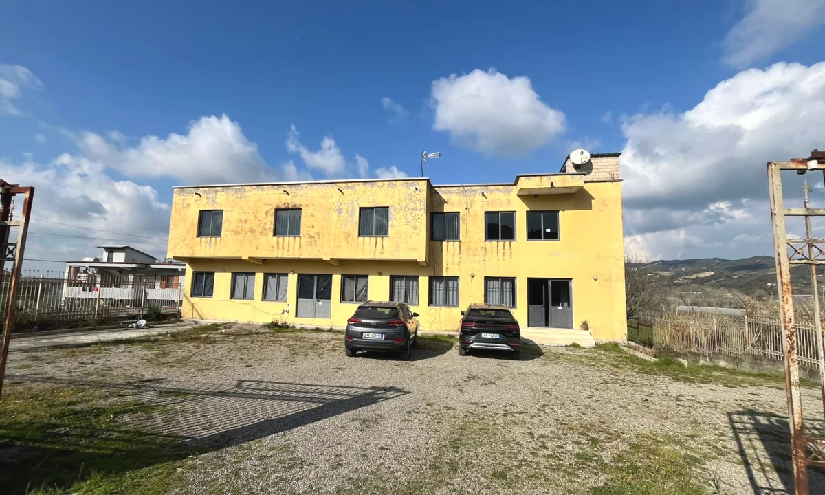 Jepet me qira godine multifunksionale ne zonen e Ndroqit, prane Park Ashik