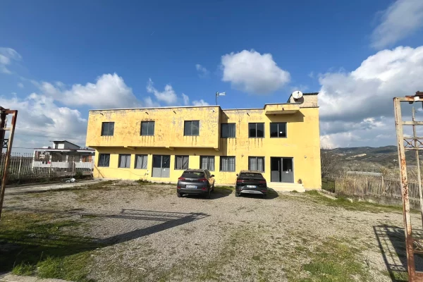 Ambient biznesi me qera 4+1 ne Tirane - 300,000 Leke