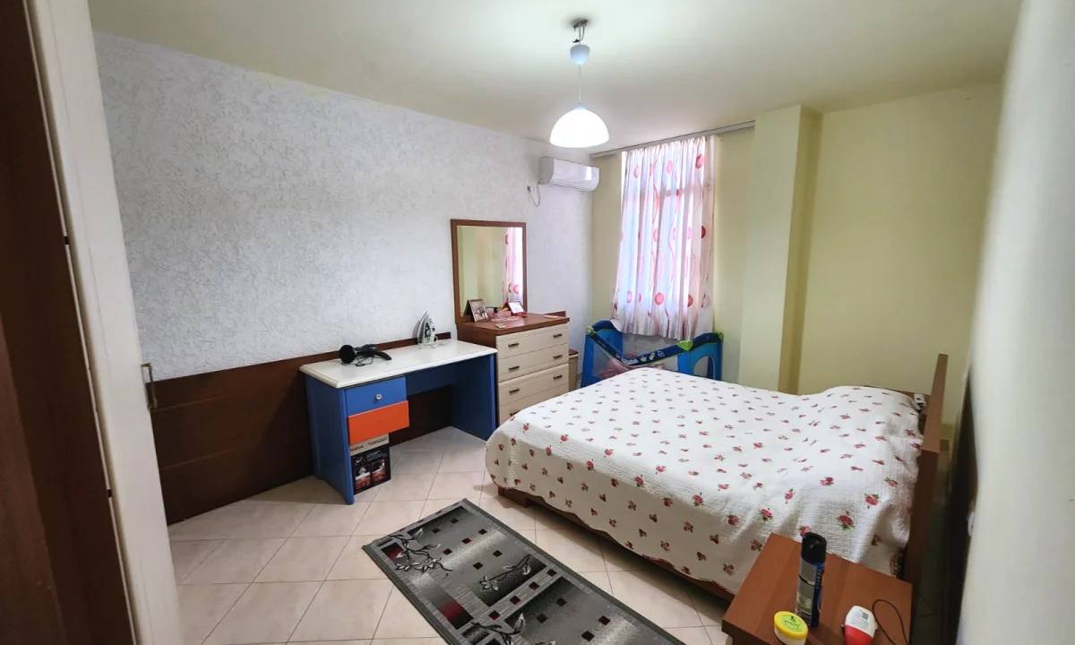 Shtepi ne shitje Apartament ne Durres, 2+1, Mobilimi E mobiluar, Pagesa 160,000  Euro.