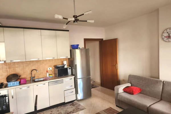 Shtepi ne shitje Apartament ne Durres, 2+1, Mobilimi E mobiluar, Pagesa 160,000  Euro.
