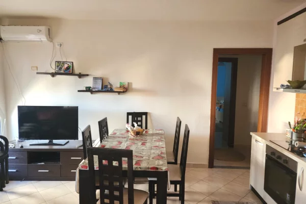 Shtepi ne shitje Apartament ne Durres, 2+1, Mobilimi E mobiluar, Pagesa 160,000  Euro.