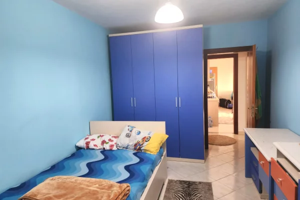 Shtepi ne shitje Apartament ne Durres, 2+1, Mobilimi E mobiluar, Pagesa 160,000  Euro.