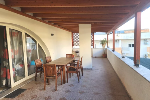 Shtepi ne shitje Apartament ne Durres, 2+1, Mobilimi E mobiluar, Pagesa 160,000  Euro.