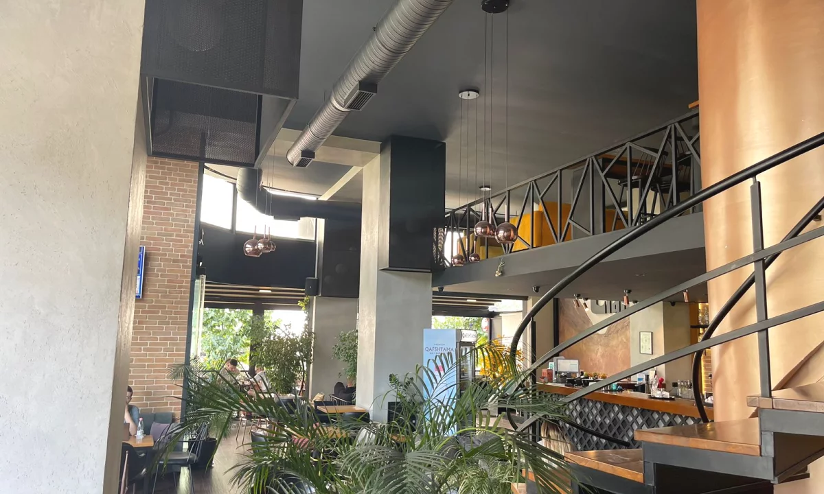 Shitet biznesi Lounge ne Astir, gjendje pune