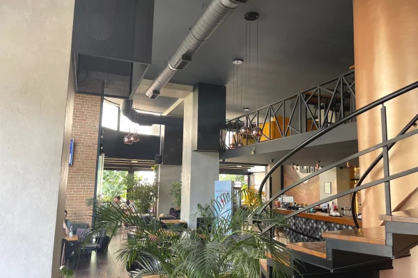 Ambient biznesi me qera 2+1 ne Tirane - 100,000 Leke