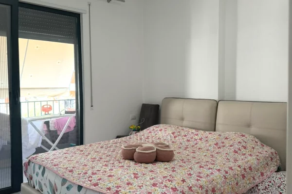 Shtepi ne shitje Apartament ne Tirane, 1+1, Mobilimi E mobiluar, Pagesa 122,000  Euro.