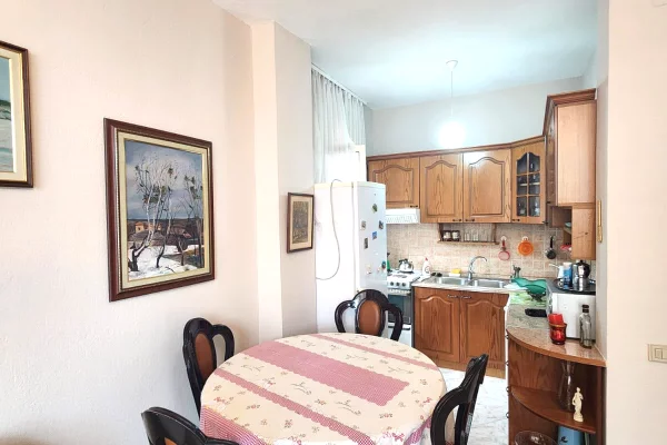 Shtepi me qera Apartament ne Tirane, 3+1, Mobilimi E mobiluar, Pagesa 650  Euro.
