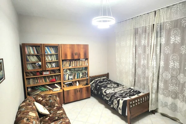 Shtepi me qera Apartament ne Tirane, 3+1, Mobilimi E mobiluar, Pagesa 650  Euro.