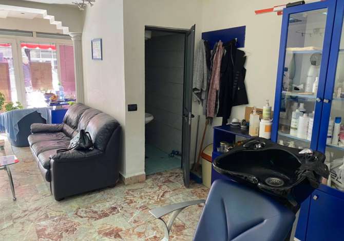 Shitet Njesi- Sherbimi (parukeri) ne Rr. Komuna e Parisit 