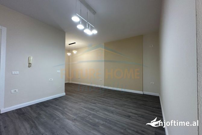 Shitet, Apartament 1+1, Shkolla e Kuqe, Tiranë.