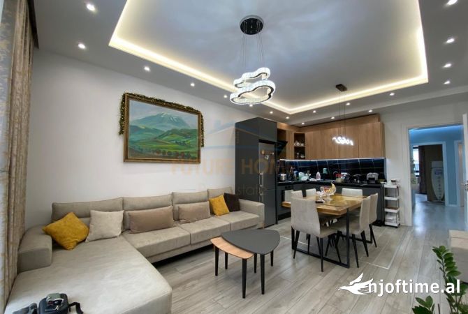 Shitet, Apartament 2+1+2, Kinostudio, Tiranë.